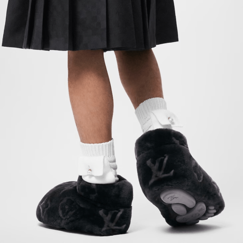 Découvrez les Chaussons Sneakers Baskets Bottine LV Footprint Noir: L'Élégance Intemporelle par Pharrell Williams